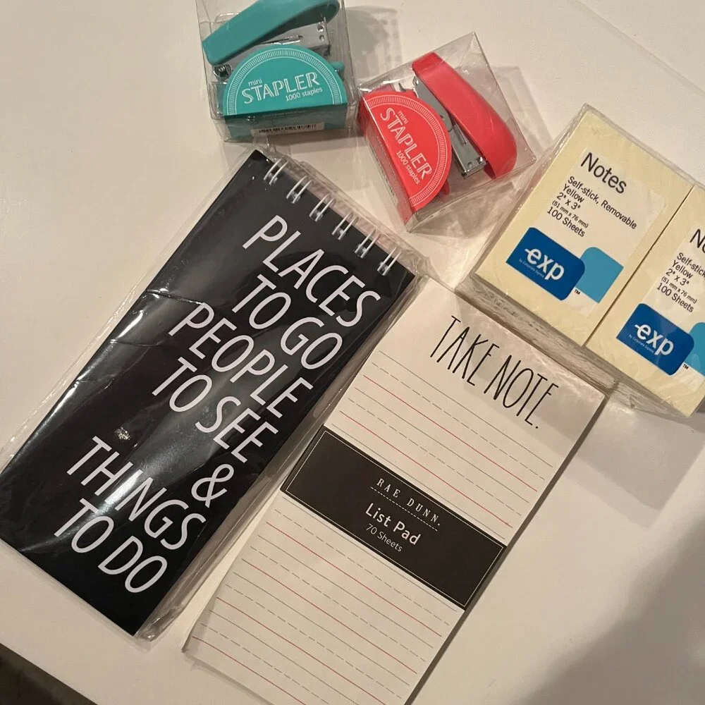 Novelty Notebooks, 2 mini staplers and Post-Its (h/s)‎